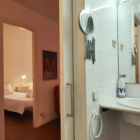 R.g. Tranquil 1br Apt. 2beds. La Rambla * Barcelona